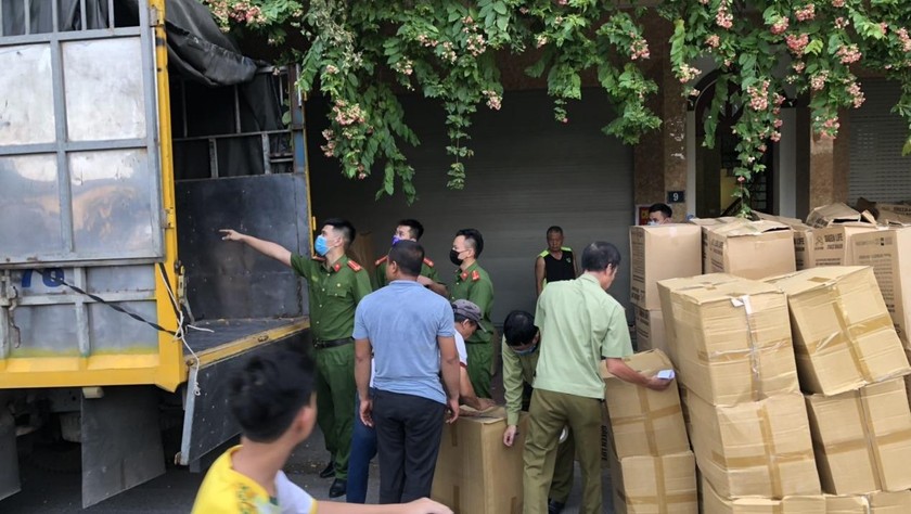 Lực lượng QLTT Hà Nội tạm giữ gần 800.000 chiếc khẩu trang không hóa đơn, chứng từ.