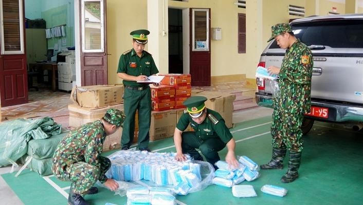 Lực lượng chức năng thu giữ 13.000 chiếc khẩu trang y tế nhập lậu (Ảnh: Tiên Đức)