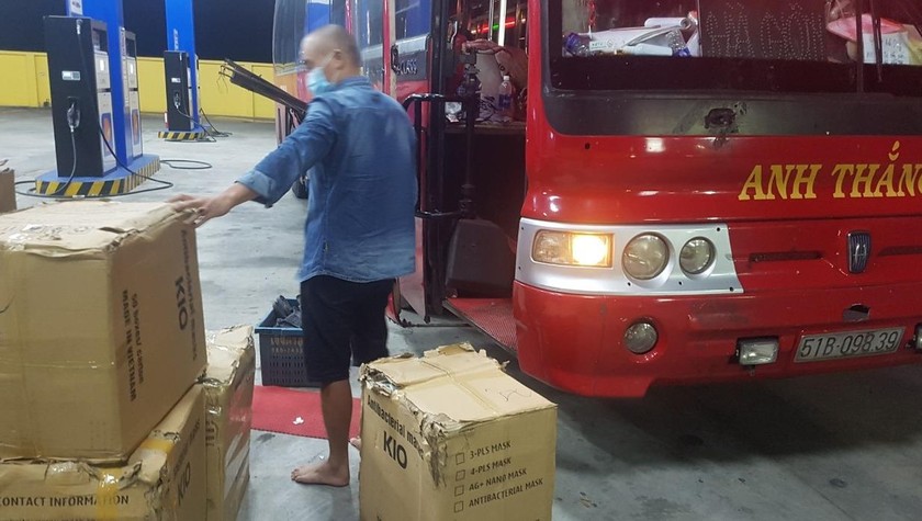 Xe ô tô khách vận chuyển hàng hóa vi phạm mang biển kiểm soát 50B-098.39 