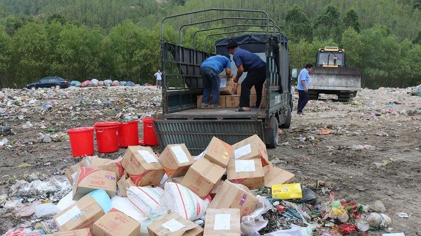 Lực lượng chức năng giám sát tiêu hủy gần 6.000 hũ yến sào không đảm bảo chất lượng