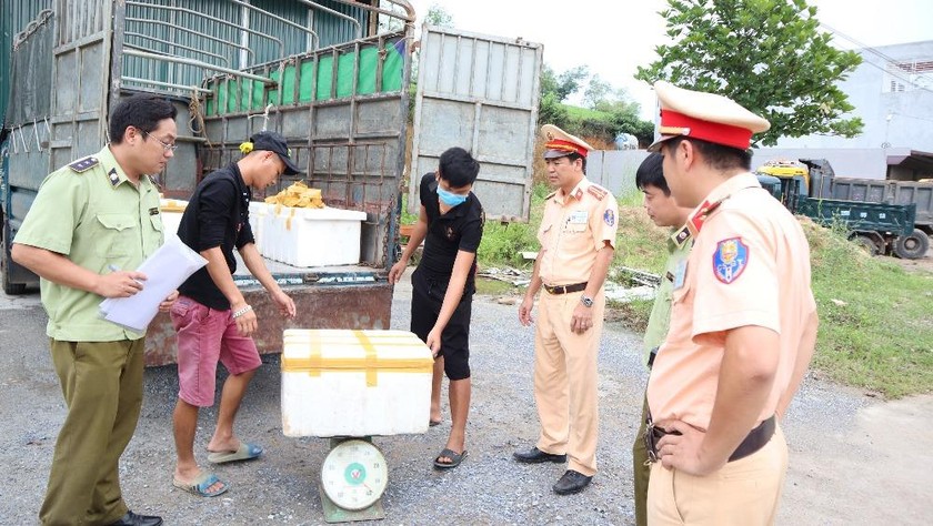 Lực lượng chức năng tiến hành kiểm tra, lập biên bản vi phạm hàng hóa.