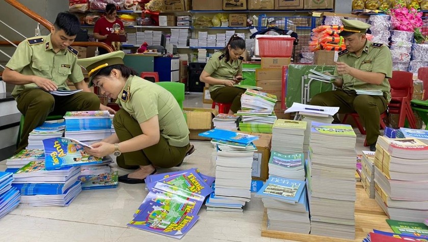 Cục QLTT Hà Giang kiểm tra sách tại Hiệu sách Bắc Quang, tổ 3, Việt Quang, huyện Bắc Quang