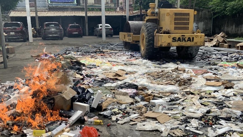 Lực lượng chức năng tiến hành tiêu hủy số hàng hóa vi phạm với trị giá gần 1,5 tỷ đồng