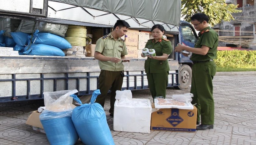 Lực lượng chức năng đang tiến hành kiểm tra các sản phẩm hàng hóa vi phạm.