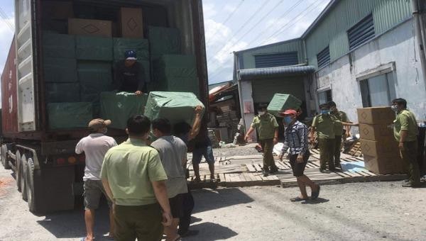 Lực lượng QLTT TP Hồ Chí Minh phát hiện số lượng lớn hàng lậu tại số 12, đường Phú Định, quận 8, TP HCM.