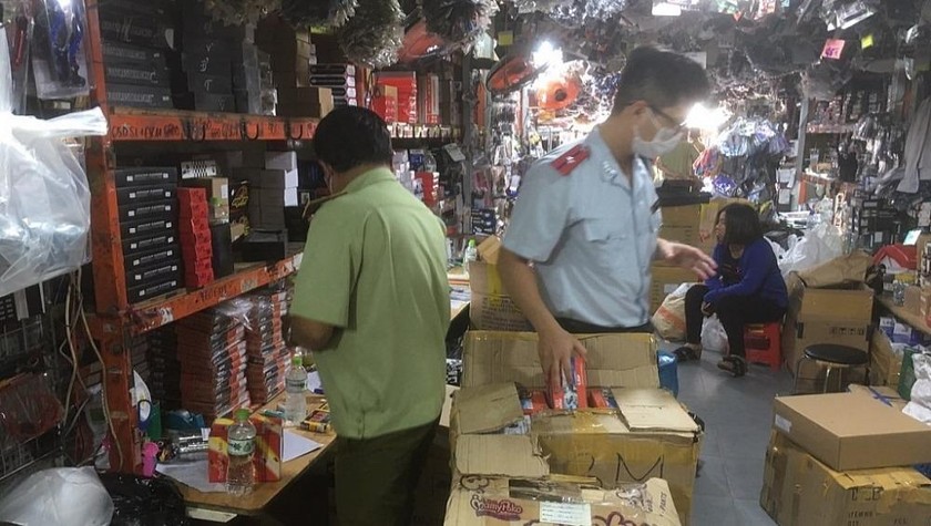 Lực lượng QLTT TP.HCM kiểm tra nhiều cửa hàng vi phạm.