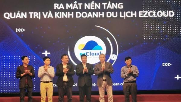 Đại biểu thực hiện nghi thức ra mắt Nền tảng Quản trị và Kinh doanh du lịch ezCloud.