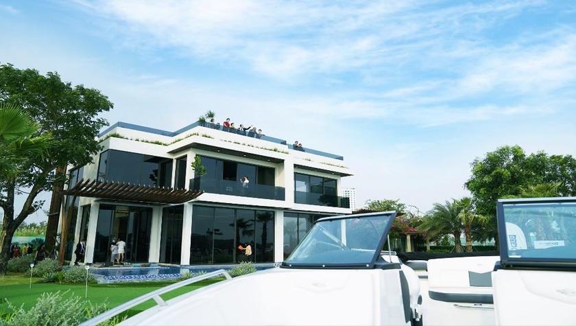 Khách hàng trải nghiệm du thuyền và biệt thự mẫu PGA Golf Villas tại sự kiện.