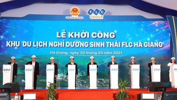 Nguyên Chủ tịch nước Trương Tấn Sang cùng các đồng chí lãnh đạo tỉnh và Tập đoàn FLC ấn nút khởi công dự án.