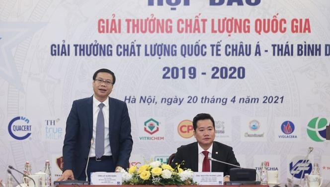 Thứ trưởng Bộ Khoa học và Công nghệ - ông Lê Xuân Định (bên trái) phát biểu tại buổi họp báo.