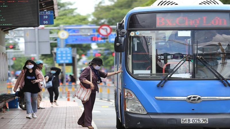 Đeo khẩu trang bắt buộc tại nơi công cộng, tại các sự kiện có tập trung đông người, trên các phương tiện giao thông công cộng. (Hình minh họa).