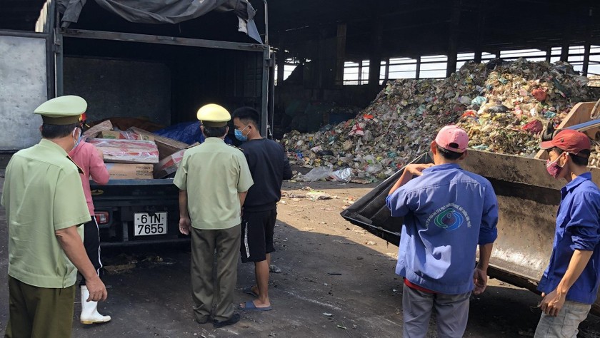 Lực lượng chức năng kiểm tra hàng hóa vi phạm.