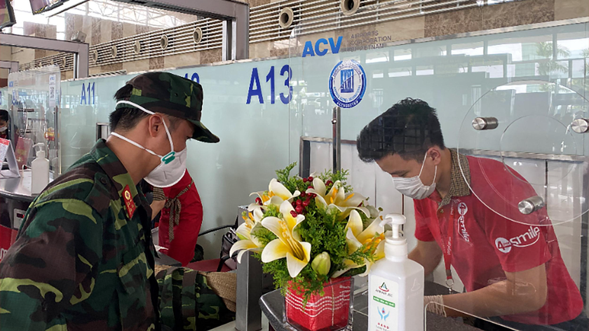 Đoàn bác sĩ quân đội làm thủ tục bay trên chuyến bay Vietjet ngày 6/8.