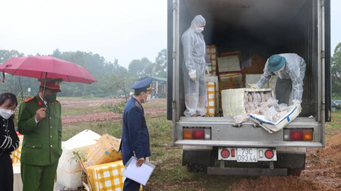 Lực lượng chức năng thực hiện tiêu hủy hàng hóa vi phạm.