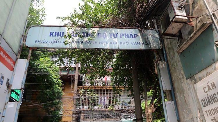 Khu tập thể Bộ Tư Pháp là một trong 4 khu chung cư cũ có nhà nguy hiểm cấp D cần cải tạo, xây dựng lại gấp. 