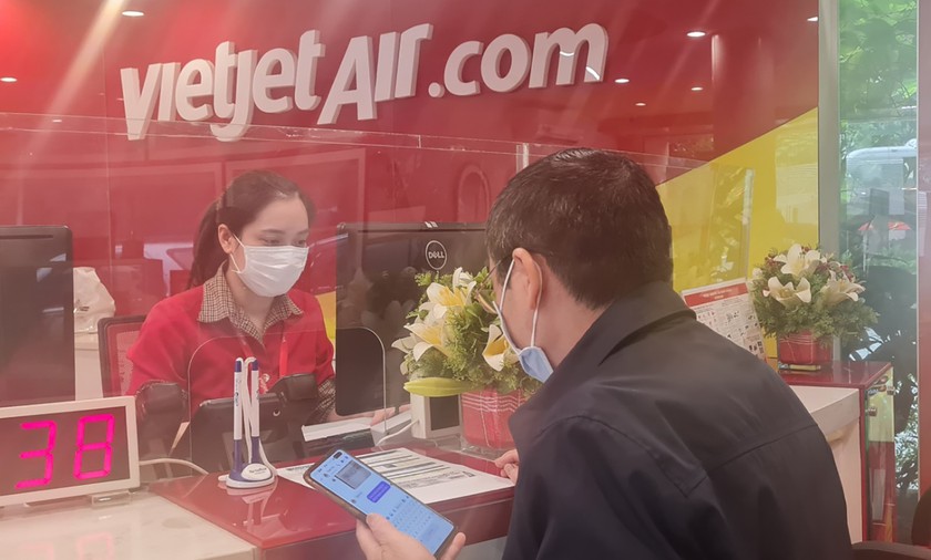 Hành khách mua vé tại quầy vé của Vietjet - Ảnh: Lan Chi