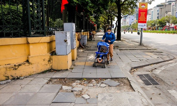 Hiện nay, một số tuyến phố được lát đá vỉa hè có hiện tượng sụt lún, nứt vỡ.