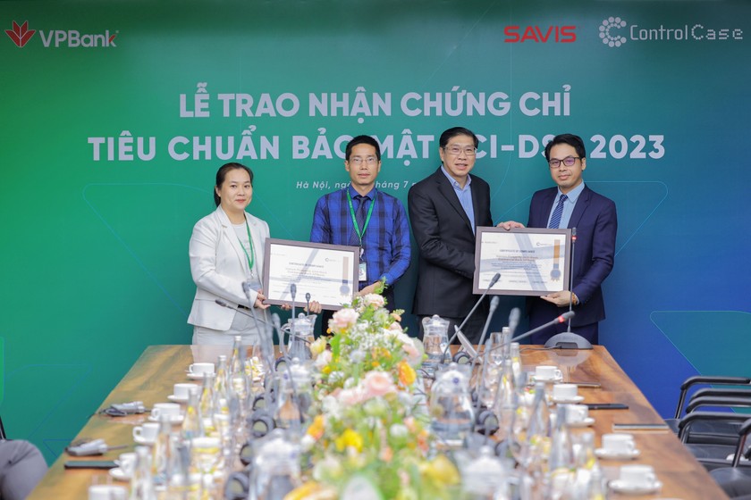 Đại diện ControlCase và SAVIS GROUP trao chứng chỉ PCI DSS cho VPBank.