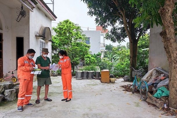 PC Ninh Bình tăng cường tuyên truyền tiết kiệm điện đến các khách hàng sử dụng điện. (Ảnh: PC Ninh Bình)