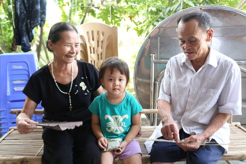 Ông Trung, bà Thu là những người cuối cùng còn làm quạt thủ công ở làng Nam. 