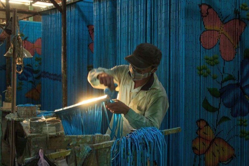 Làng nghề mành trúc Tân Thông Hội (Củ Chi) đã nỗ lực cập nhật xu thế, thay đổi cách làm và được thị trường đón nhận. (Ảnh tư liệu) 