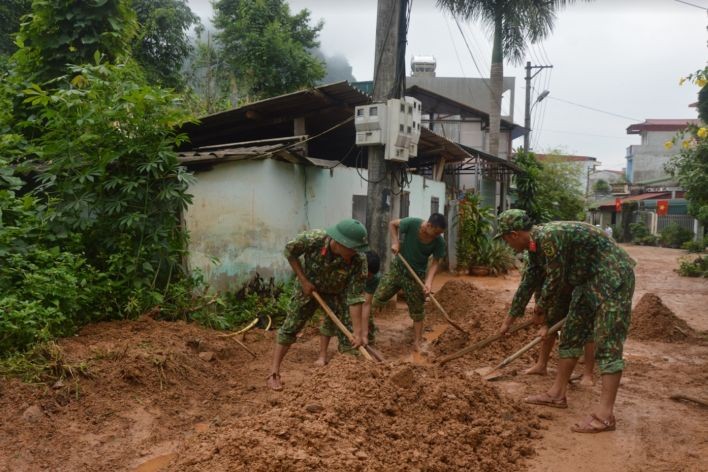 Lực lượng vũ trang là đơn vị nòng cốt trong phòng, chống thiên tai, bão lũ. (Nguồn ảnh: hagiangtv.vn)