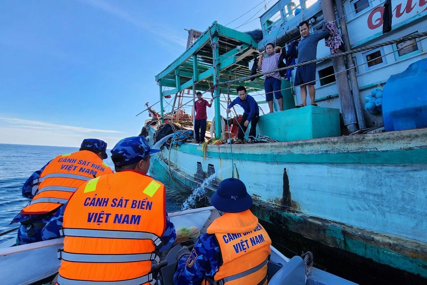 Cảnh sát biển tiếp cận các tàu của bà con ngư dân để tuyên truyền, phổ biến pháp luật. Ảnh CSBVN