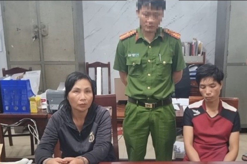 Đối tượng Lương Thị Lơ và Lương Thị Duyên cùng tang vật tại cơ quan Công an. 