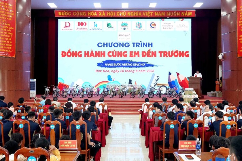 Quang cảnh chương trình đồng hành tại thị trấn Đak Đoa. 