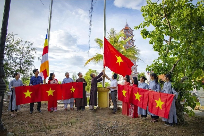 Tinh thần yêu nước là sợi dây kết nối, đoàn kết mọi người dân Việt Nam. (Ảnh: Thượng cờ Tổ quốc tại chùa Hoằng Phúc, huyện Lệ Thủy, tỉnh Quảng Bình. Nguồn ảnh: Cổng TTĐT CA Quảng Bình)