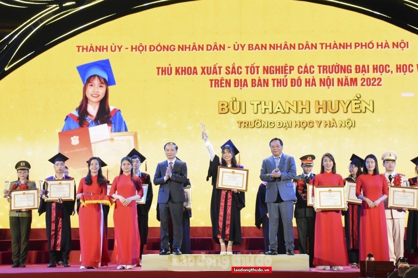 Phó Trưởng ban Thường trực Ban Dân vận Trung ương Phạm Tất Thắng và Phó Bí thư Thành ủy Hà Nội Nguyễn Văn Phong trao Bằng khen và Biểu trưng cho các thủ khoa xuất sắc năm 2022.