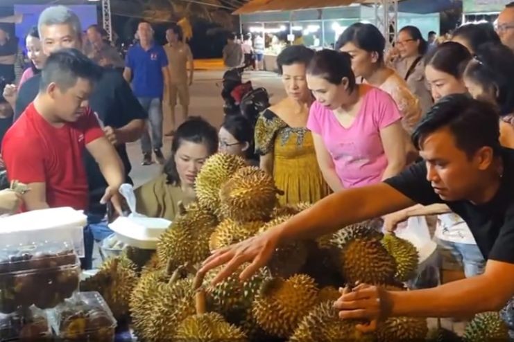 Các gian hàng triển lãm tại hội chợ thu hút đông đảo khách tham quan mua hàng. 