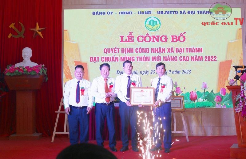 Đồng chí Đàm Công Lợi - Phó Bí thư Thường trực Huyện ủy, Chủ tịch HĐND huyện, trao Bằng khen của Chủ tịch UBND thành phố Hà Nội cho Nhân dân và cán bộ xã Đại Thành 