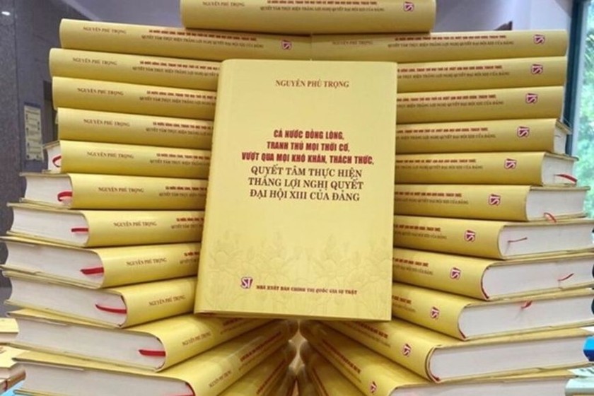 Cuốn sách Cả nước đồng lòng, tranh thủ mọi thời cơ, vượt qua mọi khó khăn, thách thức, quyết tâm thực hiện thắng lợi Nghị quyết Đại hội XIII của Đảng của Tổng Bí thư Nguyễn Phú Trọng. (Ảnh: TTXVN).