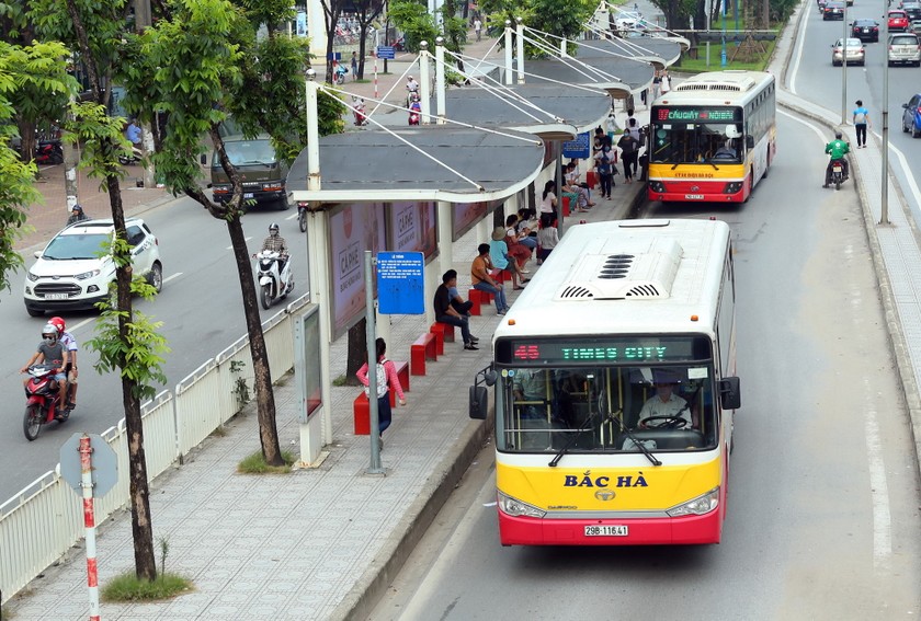 Phát triển giao thông công cộng hợp lý sẽ giải tỏa ách tắc giao thông, tạo thuận lợi cho người dân. (Nguồn ảnh: TTXVN)