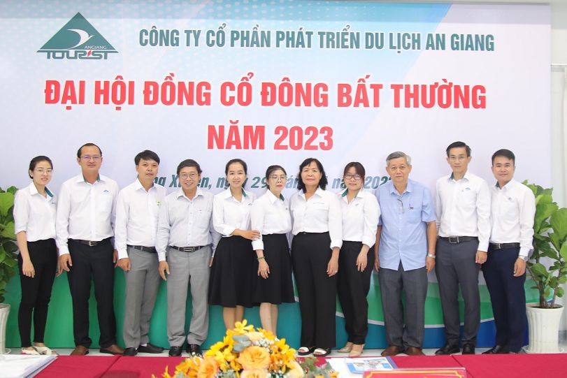 Thành viên HĐQT và Ban TGĐ mới ra mắt Đại hội. 
