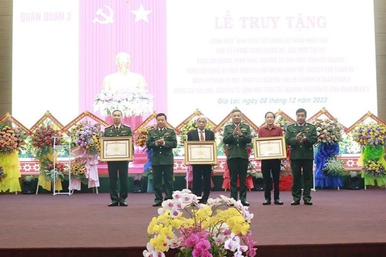 Trao danh hiệu Anh hùng LLVTND cho thân nhân các cố Thượng tướng: Hoàng Minh Thảo, Đặng Vũ Hiệp, Vũ Lăng. (Ảnh: Lam Hạnh)