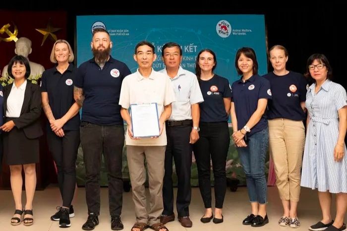 Lễ ký cam kết chuyển đổi mô hình kinh doanh và chấm dứt buôn bán thịt chó, mèo tại Hội An ngày 5/12. (Ảnh: baomoi.com)