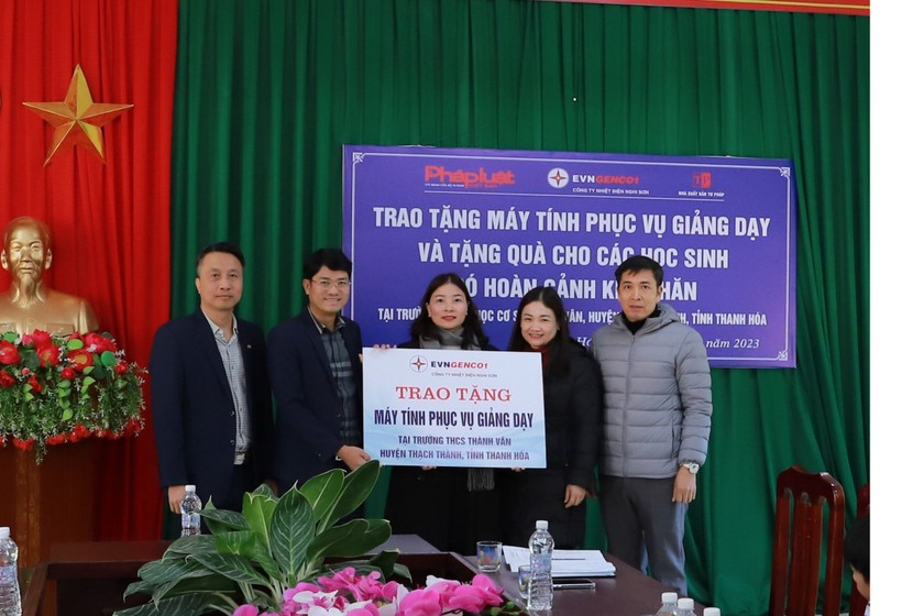 Ông Võ Mạnh Hà, Giám đốc Nhiện điện Nghi Sơn trao tặng 02 bộ máy tính phục vụ giảng dạy tại trường.