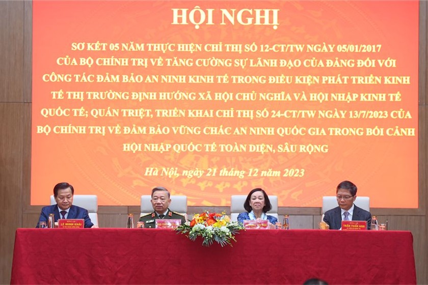 Các lãnh đạo chủ trì Hội nghị. (Nguồn ảnh: bocongan.vn)