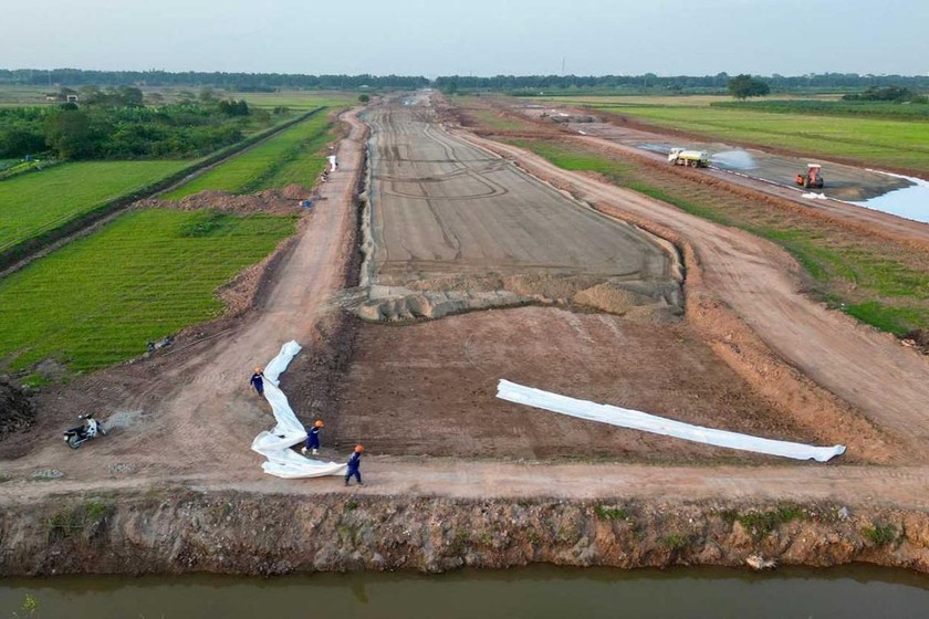 Đường Vành đai 4 qua nhiều khu vực đất rộng, tạo không gian phát triển các khu dân cư xung quanh. (Ảnh: Phạm Đông).