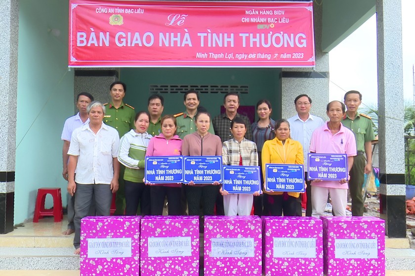 Đại diện Công an Bạc Liêu cùng mạnh thường quân tổ chức trao tặng nhà tình thương và những phần quà cho các hộ gia đình có hoàn cảnh khó khăn. 