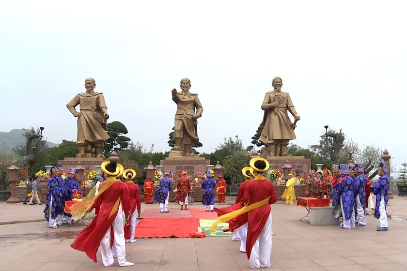 Quảng trường chiến thắng tạo nên cảm xúc mãnh liệt nơi có bãi cọc giả định và ba bức tượng đài lớn của ba vị anh hùng ghi dấu ấn trên dòng sông Bạch Đằng. (Ảnh: PV)