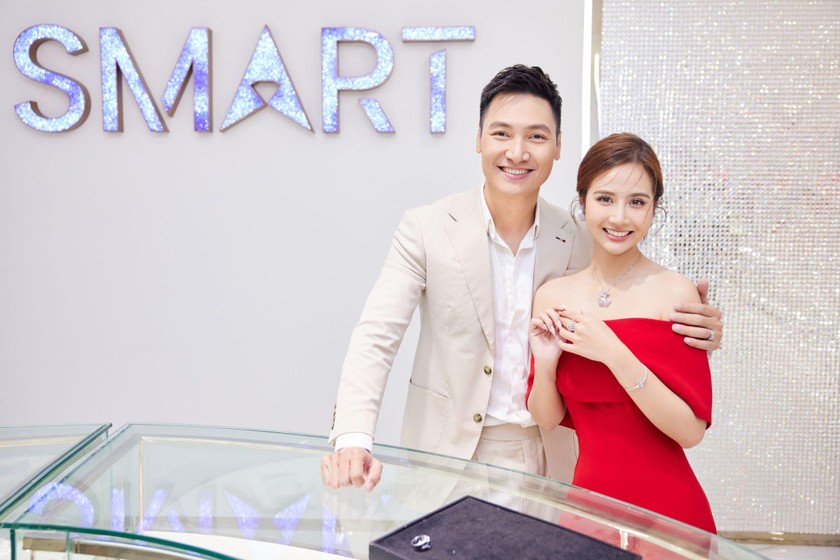 Cặp đôi Dương và Lâm sánh đôi cùng nhau tại DOJI SMART. 