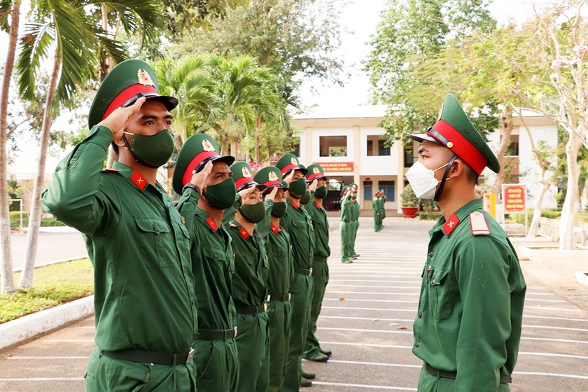 Tân binh tập điều lệnh, đội ngũ. (Ảnh: Quang Vinh)