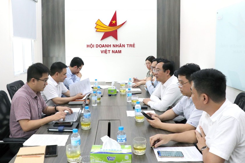 Các đại biểu tham dự buổi làm việc.