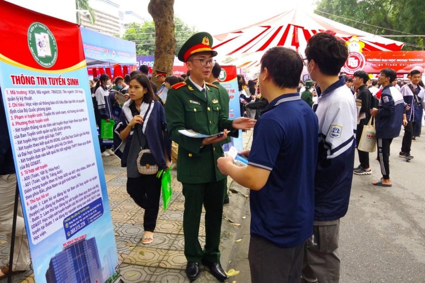 Tuổi trẻ Học viện Kỹ thuật Quân sự tham gia Ngày hội tư vấn tuyển sinh - hướng nghiệp 2024. (Ảnh: Tiến Dũng).