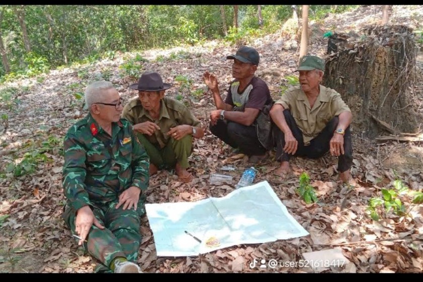 Ông Lã Mạnh Tùng (bìa trái) - người lính đặc công năm xưa với 50 năm đau đáu đưa bạn về đất mẹ.