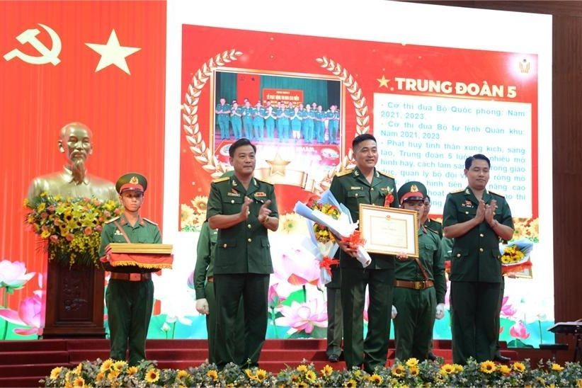 Các điển hình của Sư đoàn 5, QK7 được tuyên dương, khen thưởng. (Ảnh trong bài: Hoàng Thành)