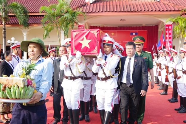 Tiễn đưa liệt sĩ quân tình nguyện và chuyên gia Việt Nam hy sinh trên chiến trường Lào về nước. (Ảnh: Quỳnh Nga).